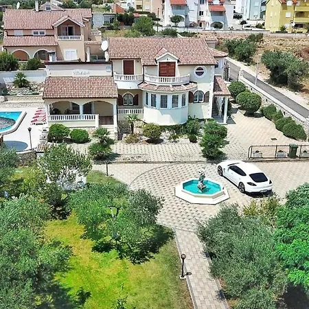 & With Swimming Pool Edi Apartment *