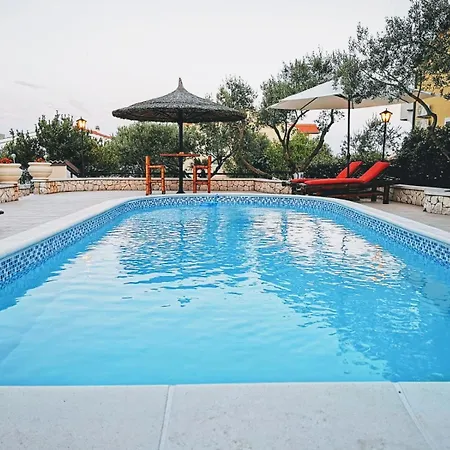 & With Swimming Pool Edi